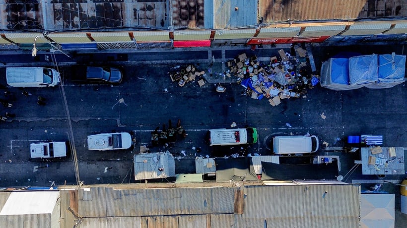 Toldos azules: Carabineros retiró 80 puestos informales en Meiggs tras incidentes con barricadas
