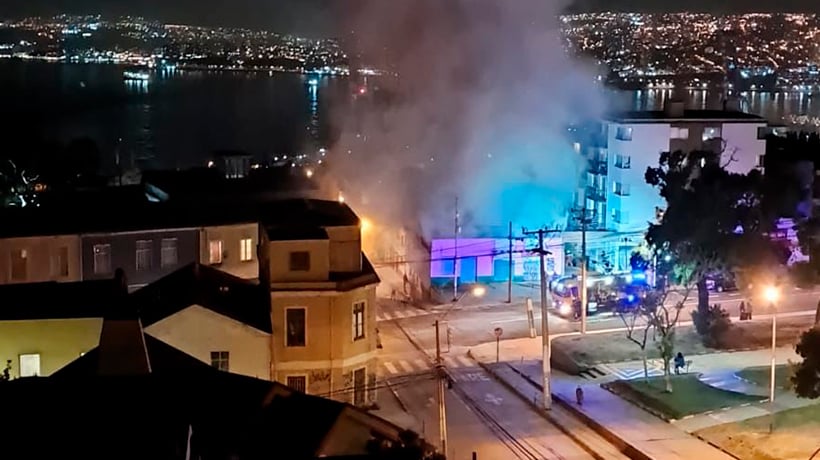 Un fallecido dejó incendio en local comercial de Playa Ancha