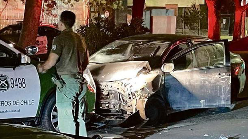 Antisocial chocó con poste y patrulla tras extensa persecución de auto robado