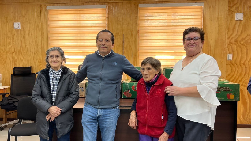 Personas mayores de Quinchao reciben apoyo alimentario del Municipio y Senama