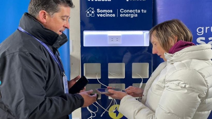 Municipio y Saesa habilitan tótem de carga gratuita para celulares en el edificio consistorial