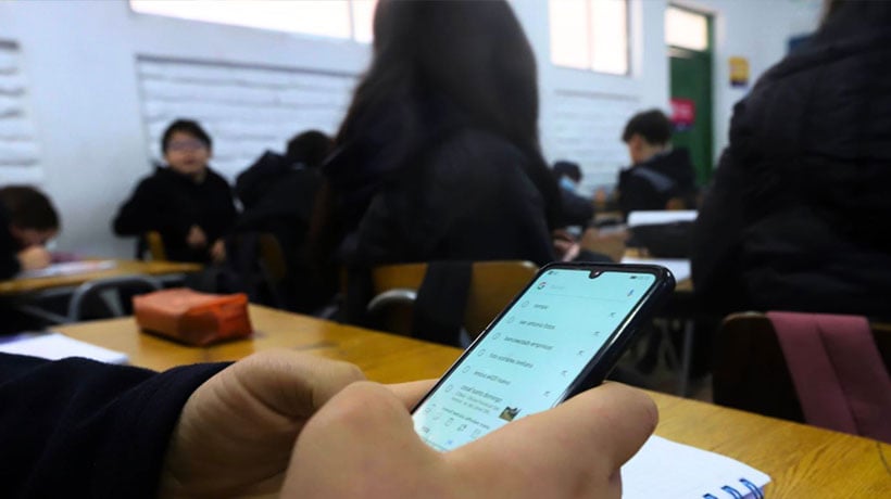 Senado respalda proyecto que prohíbe uso de celulares en los colegios y pasa a la Cámara
