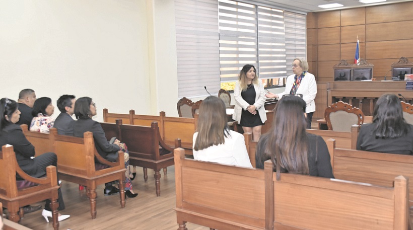 Ministra de Suprema visitó a funcionario agredido en Corte de Arica