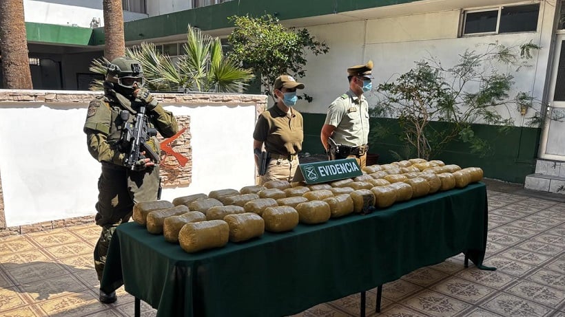 OS-7 Arica detiene a dos mujeres y decomisa más de 55 kilos de marihuana en la Ruta 11 CH