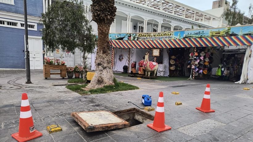 Corte de energía afecta a vecinos del sector Paseo Baquedano de Iquique por inundación en cámaras subterráneas