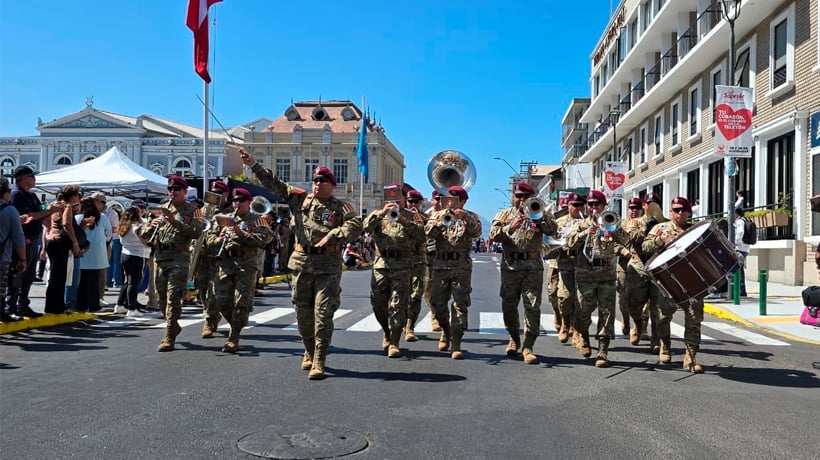Cientos de tarapaqueños asistieron al desfile conmemorativo por el 146° aniversario de la ciudad de Iquique