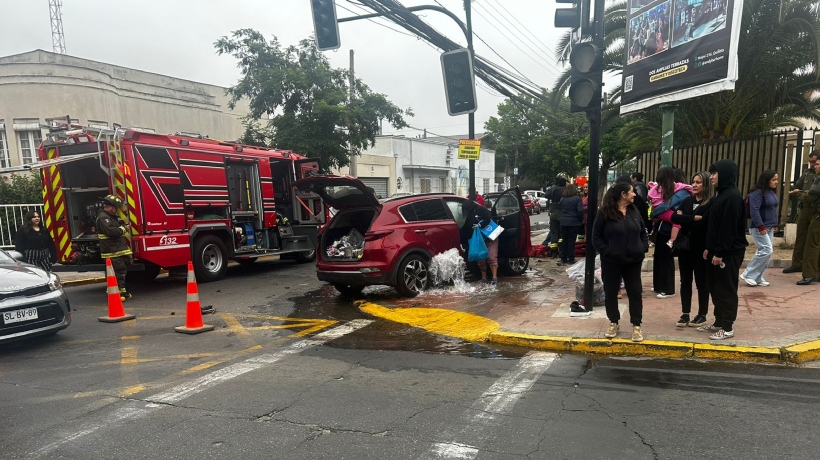 [FOTOS] Choque derriba grifo en pleno centro de Quillota y deja cuatro personas lesionadas