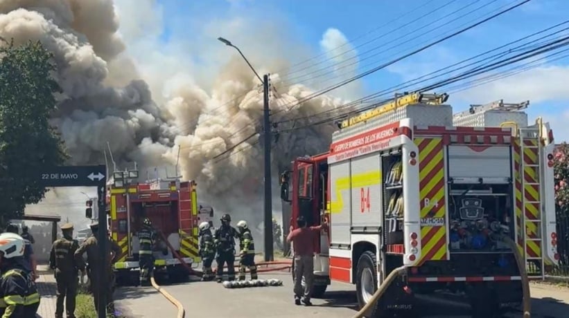 Tres bomberos lesionados dejó incendio que destruyó negocio en Los Muermos