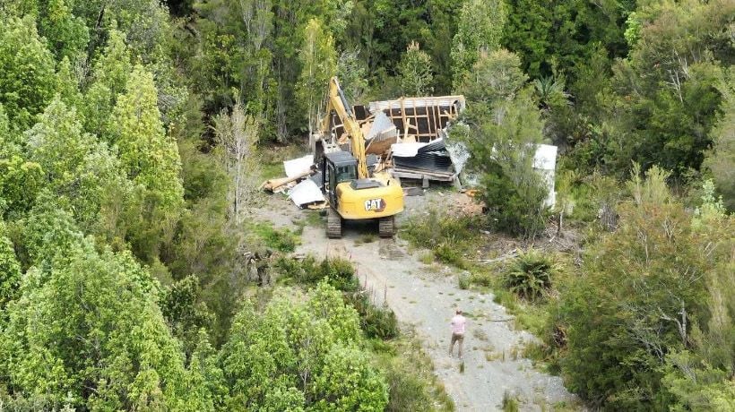 Autoridades desalojaron y demolieron viviendas ilegales en Butalcura