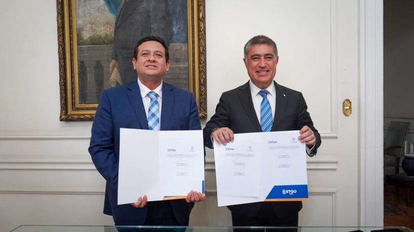 Municipio de Calbuco firmó convenio con Santiago para fortalecer su gestión