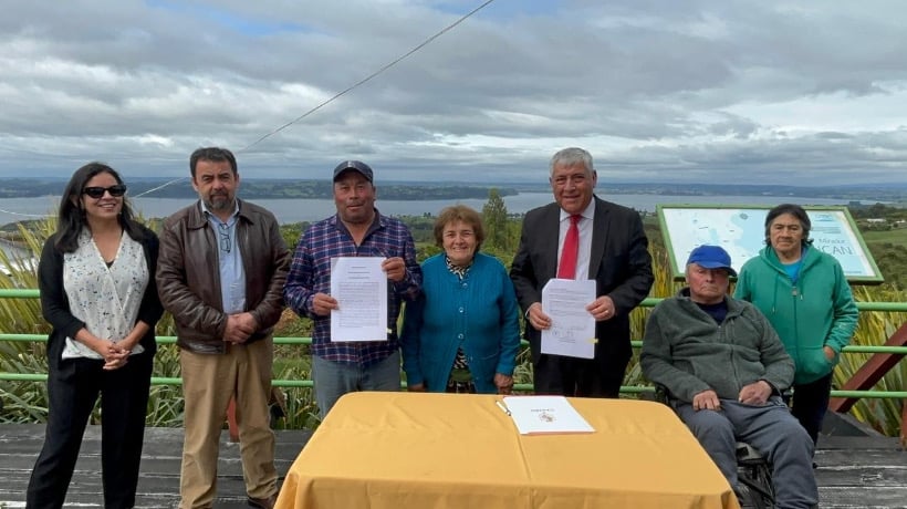 Municipio de Castro y propietario firman acuerdo para modernizar mirador de Ducán