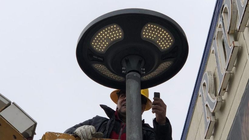 Instalan nuevas luces solares en explanada frente al Mall Costanera