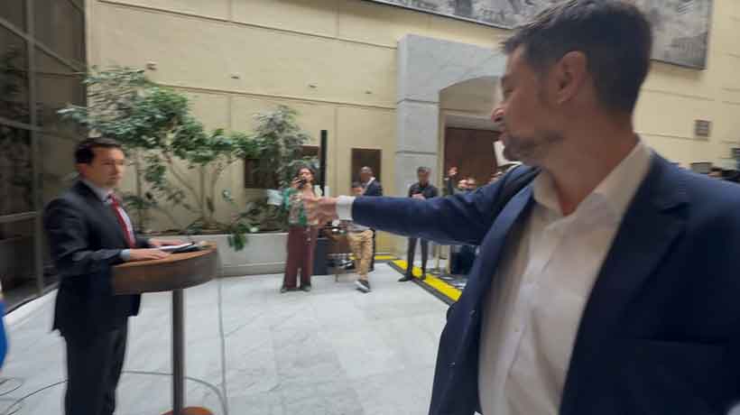 [VIDEO] Diputado Manouchehri lanza billete a Araya mientras explicaba vínculo con Sergio Yáber