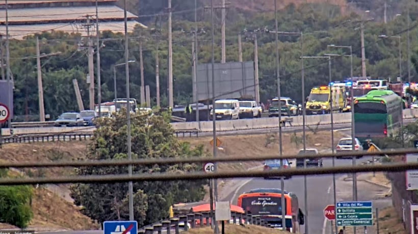 Grave accidente en La Calera: ocho lesionados deja volcamiento de bus en Ruta 60CH