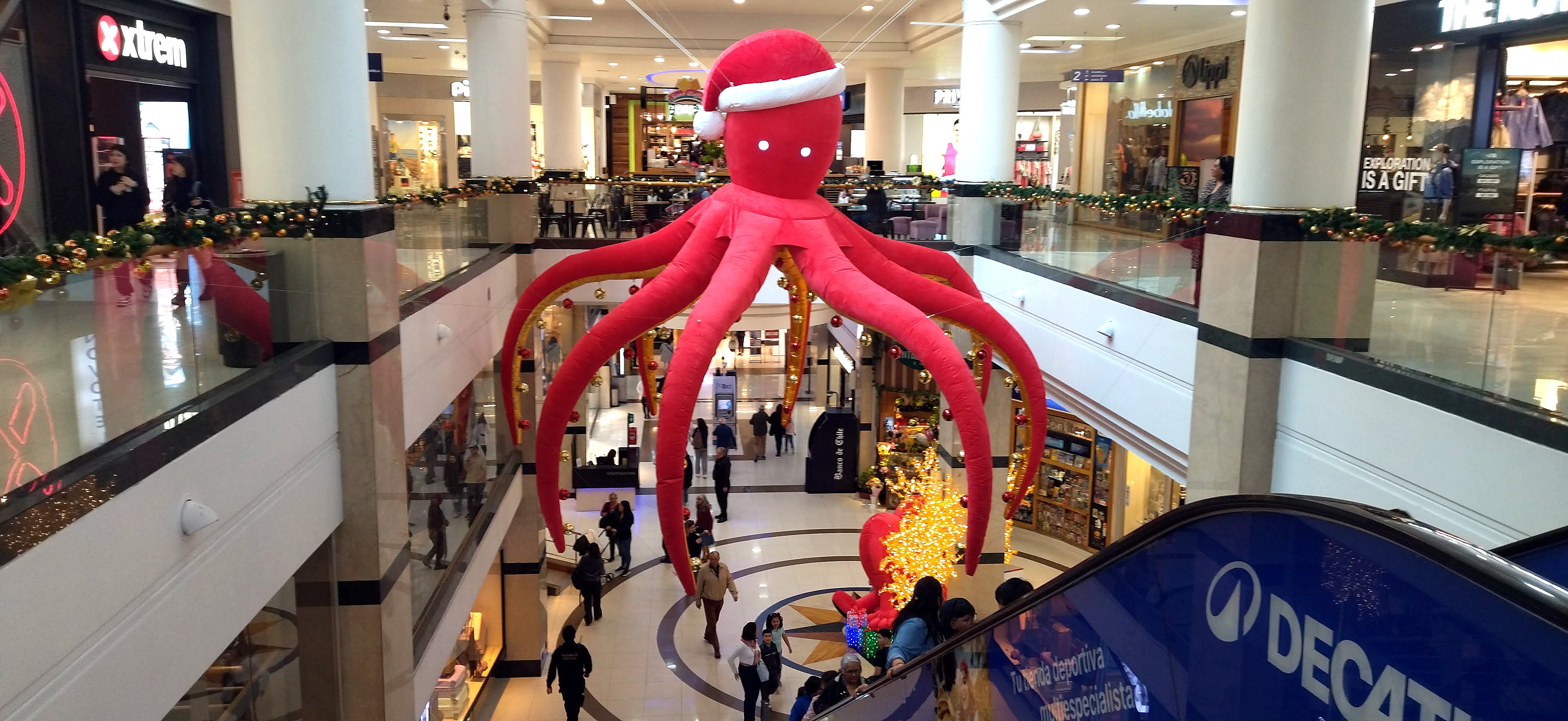 Volvió el pulpo navideño al mall de Puerto Montt tras polémica en redes sociales