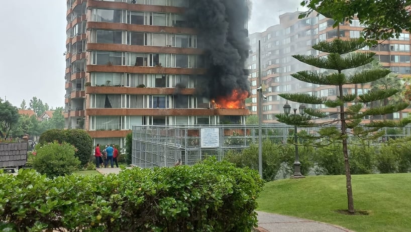 Incendio afecta a departamento en edificio de Vitacura