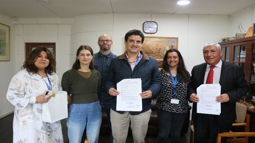 Municipalidad de Castro y BancoEstado firmaron comodato para fortalecer biblioteca comunitaria de Isla Quehui