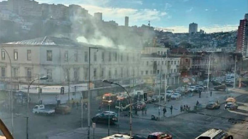 Trabajan en controlar rebrote de incendio en edificio patrimonial de Valparaíso
