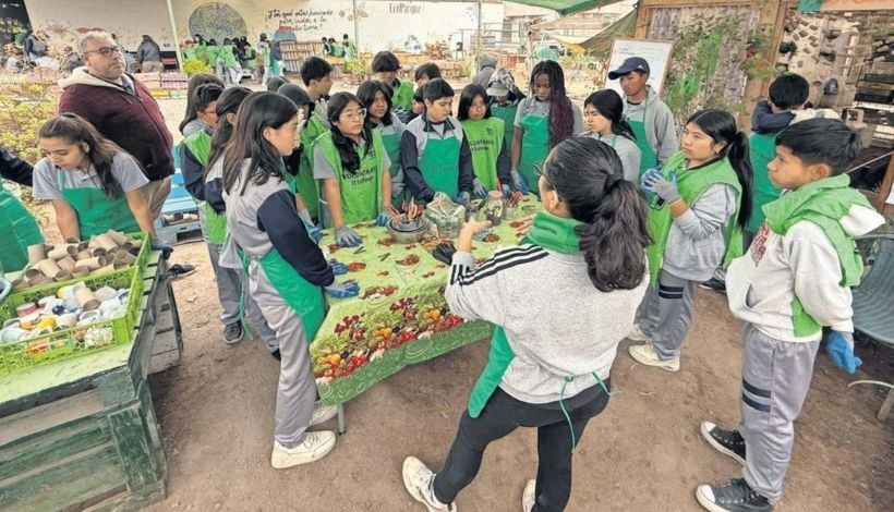 Construyen invernadero con botellas plásticas en Alto Hospicio para impulsar educación ambiental