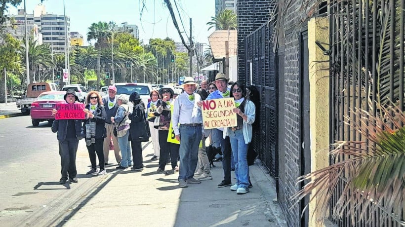 Junta de Vecinos molestos por aprobación de patente de alcohol en la Avenida Brasil: Irán a Contraloría