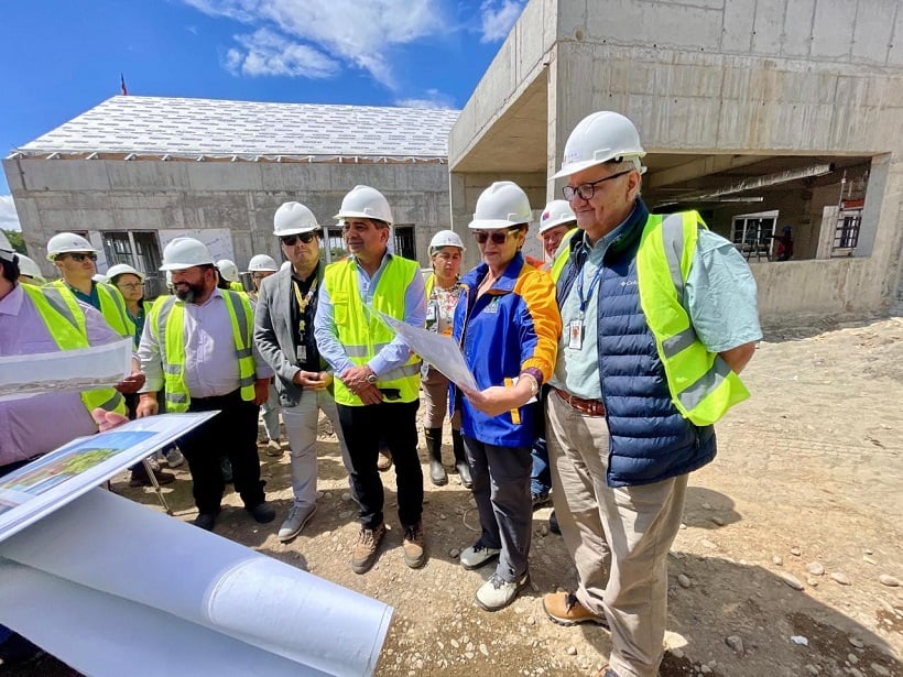Autoridades, representantes de funcionarios y sociedad civil verificaron en terreno los avances de los futuros hospitales de Río Bueno y Los Lagos