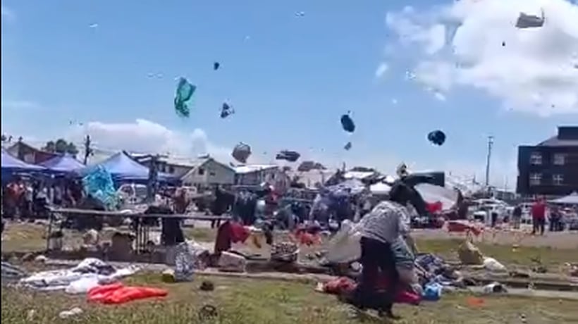 [VIDEO] Vientos tornádicos hicieron volar toldos y ropa en la feria de Alerce