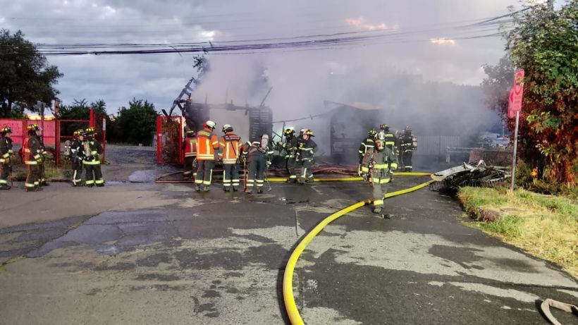 Dos muertos en incendio de vivienda en pleno centro de Temuco
