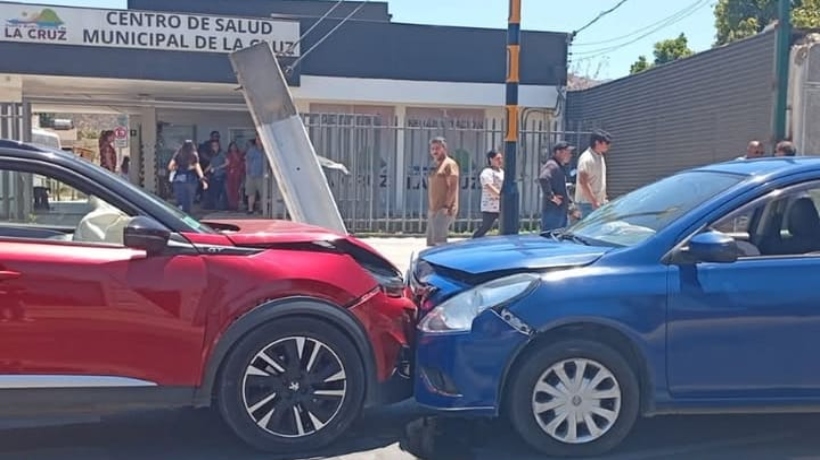 Dos personas resultaron lesionadas tras colisión frontal en La Cruz
