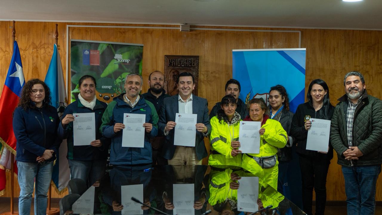 Municipalidad de Paillaco y CONAF firman convenio para fortalecer el hermoseamiento y cuidado de áreas verdes