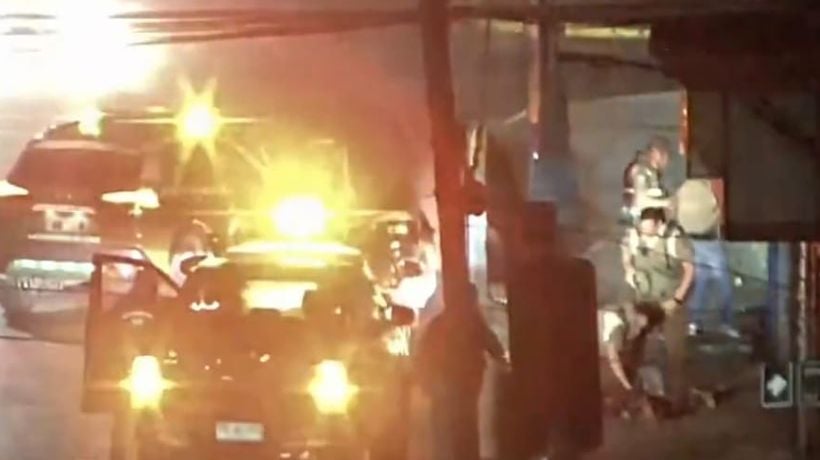 [VIDEO] Sujetos apuntaron con un arma en la cabeza a mujer para robarla en Iquique: “Dame el teléfono”