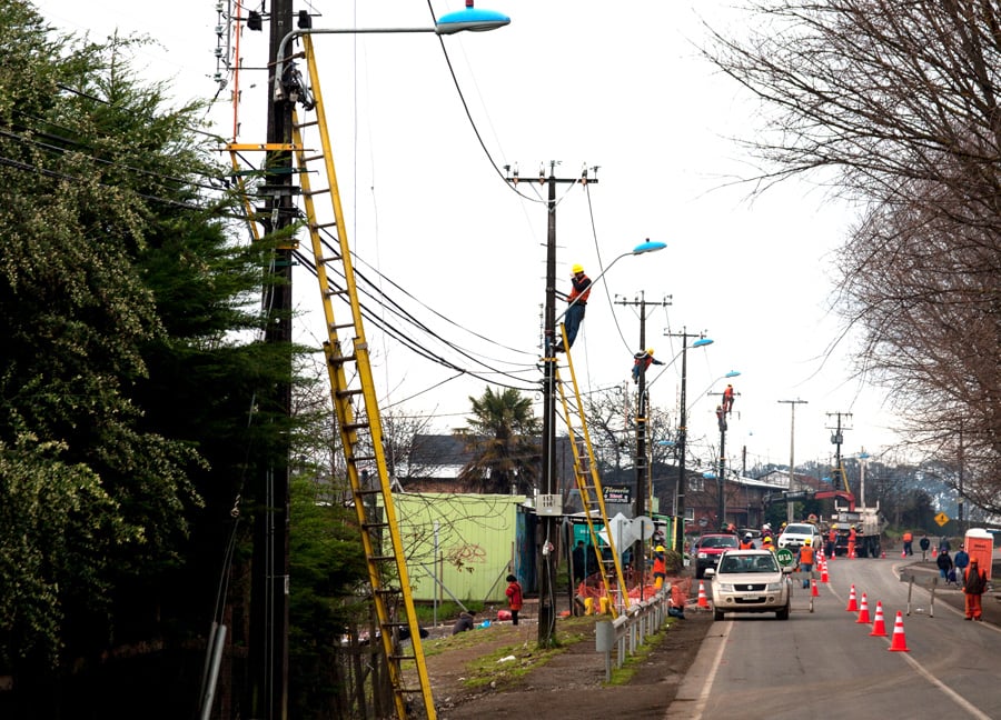 Para evitar cortes del servicio en verano Grupo Saesa sigue con su plan de mantención de la red eléctrica