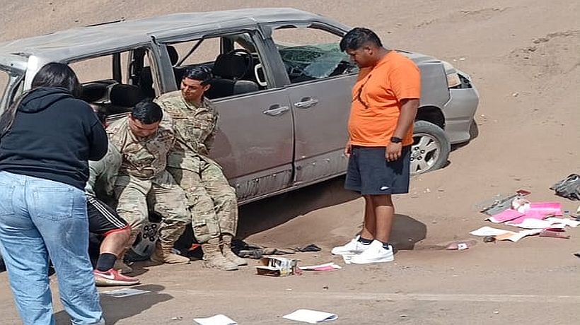 Reportan una mujer fallecida y cuatro heridos graves en volcamiento de furgón en Ruta A-16 que une a Iquique con Alto Hospicio