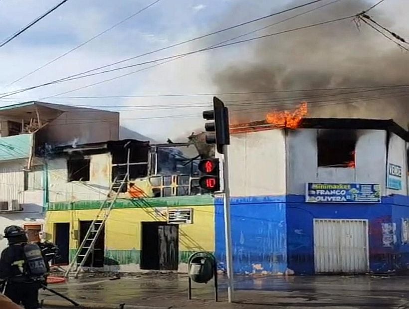 Reportan incendio en local en el centro de Iquique