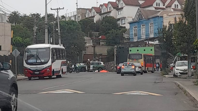 Mujer de 20 años falleció atropellada por microbús de la locomoción colectiva en Valparaíso
