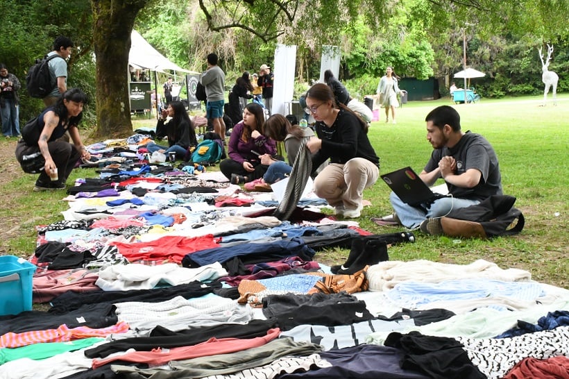 UACh realizó segunda feria de moda circular de estudiantes