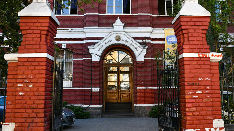 Incidentes con encapuchados provocaron suspensión de clases en Liceo de Aplicación y Barros Borgoño