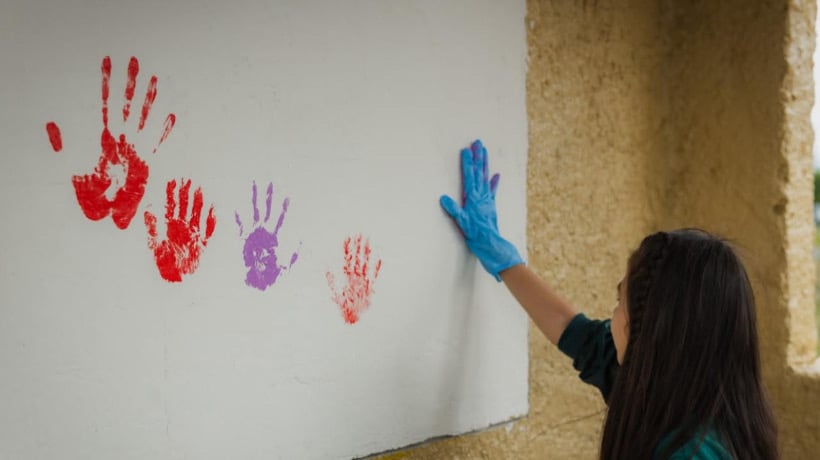 Niños y adultos mayores hermosearon paraderos en el sector de Lenca