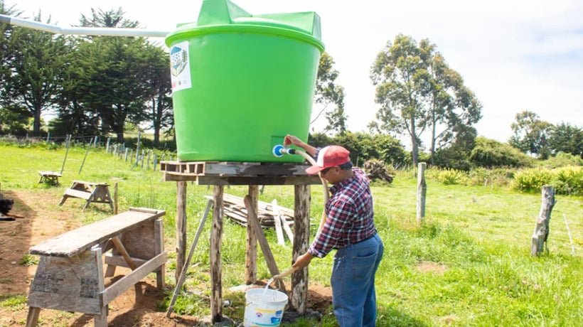 Entregan 40 estanques acumuladores de agua a vecinos de zona costera de Teodoro Schmidt