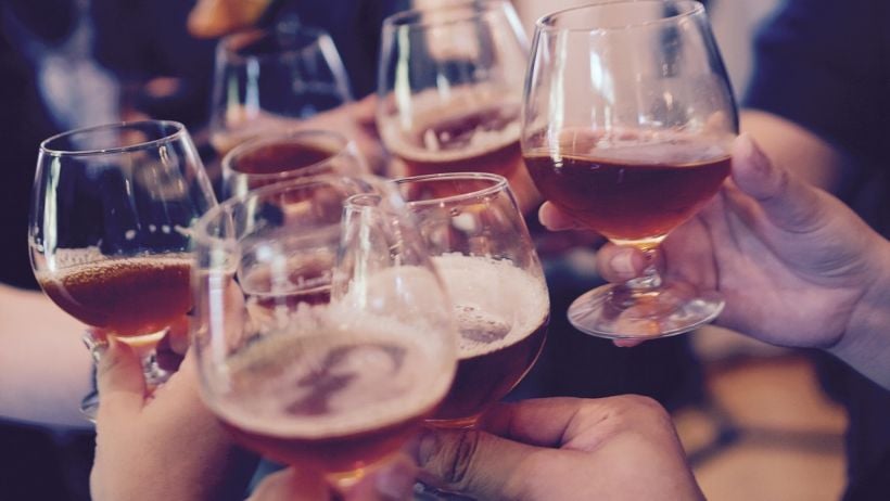 Consumo de alcohol registra nivel más bajo en 30 años y marihuana en adolescentes alcanza mínimo histórico