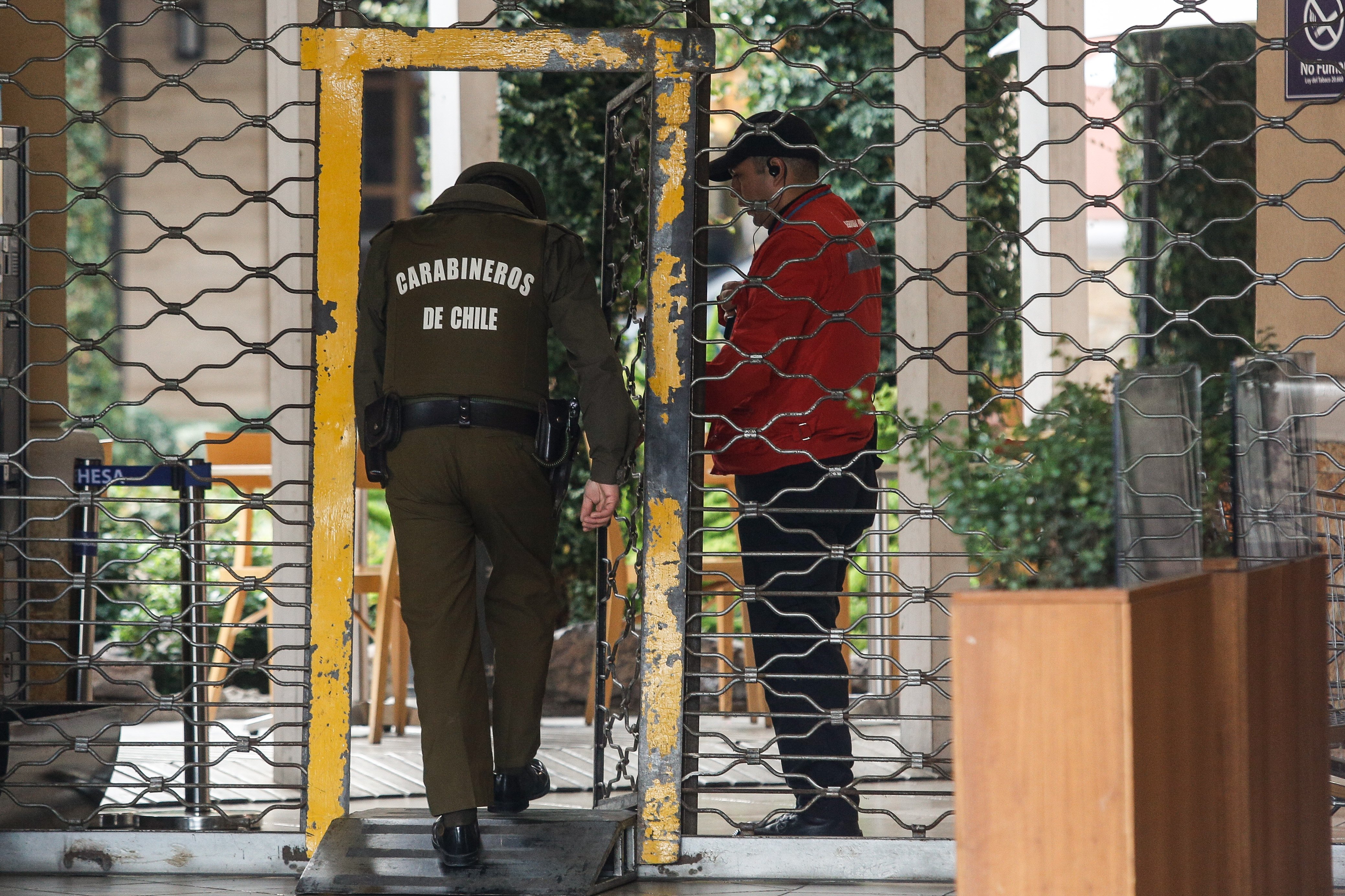 Delincuentes perpetraron violento asalto en dos tiendas de mall en Maipú