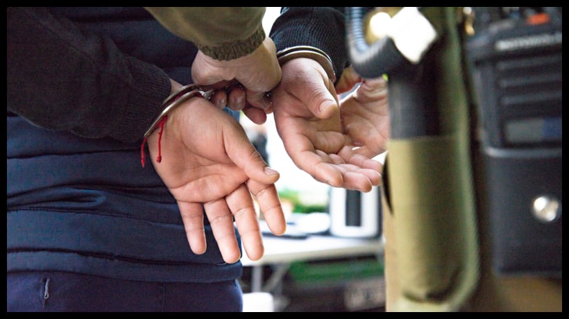 Carabineros detuvo a prófugo por homicidio en Pudahuel: Sujeto poseía armas, municiones y paquetes de droga