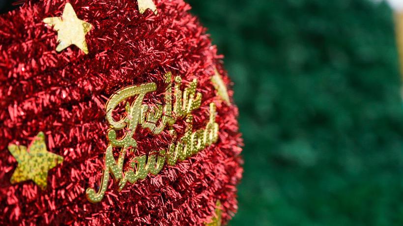 Calbuco montó gigante árbol de Navidad en plena plaza de Armas