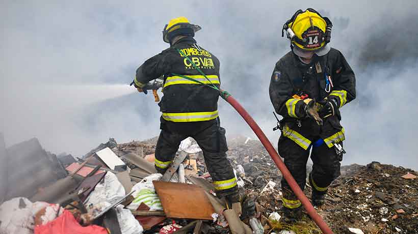 Expertos advierten riesgos de acumular basura en quebradas y sugieren medidas tras incendio en Valparaíso