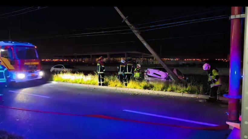 Vehículo chocó con poste eléctrico en sector Caletera: No hubo lesionados