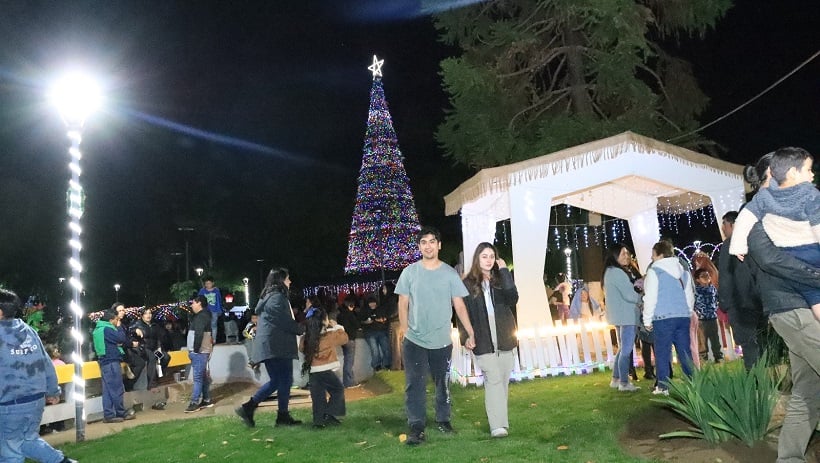 Cientos de familias disfrutan del encendido del árbol de Navidad en Nueva Imperial