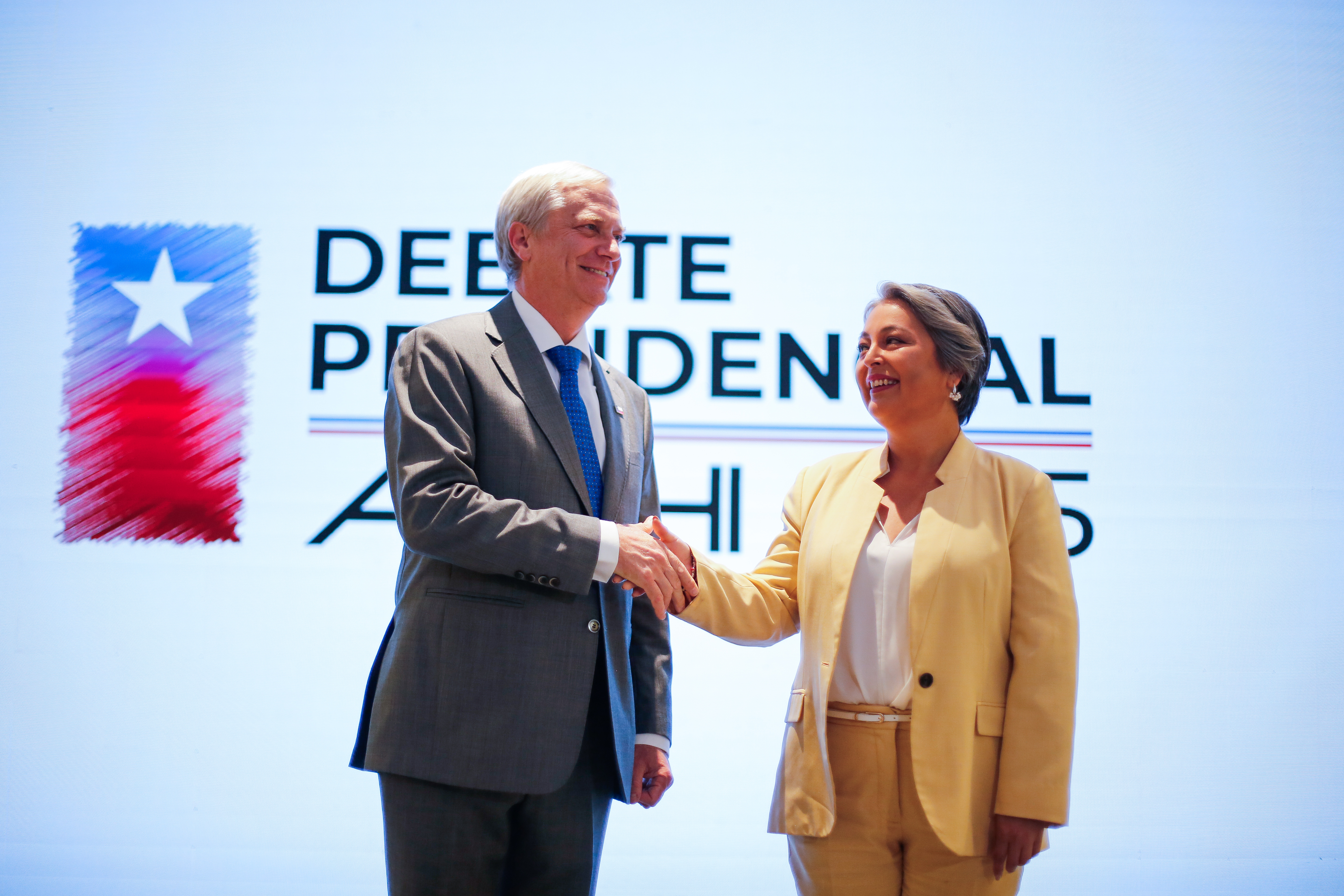 Sin uso de celulares y sin público: Conoce los detalles del próximo debate presidencial entre Jara y Kast