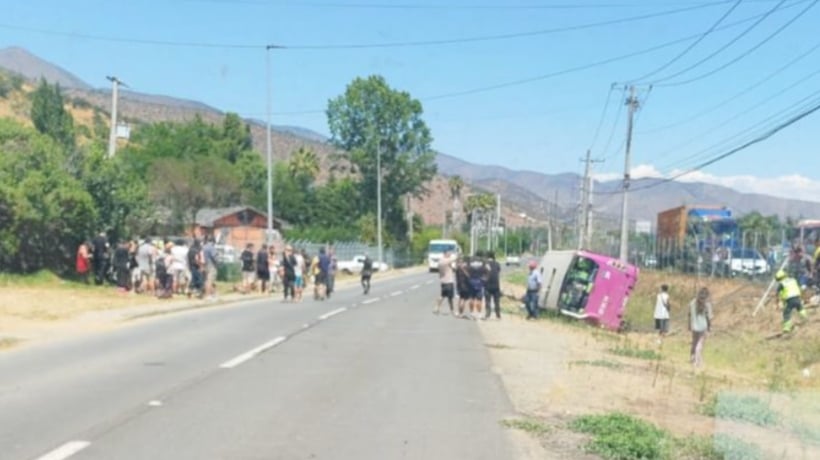 Bus volcó en la Ruta 68 y dejó gran congestión tras retorno desde Lo Vásquez