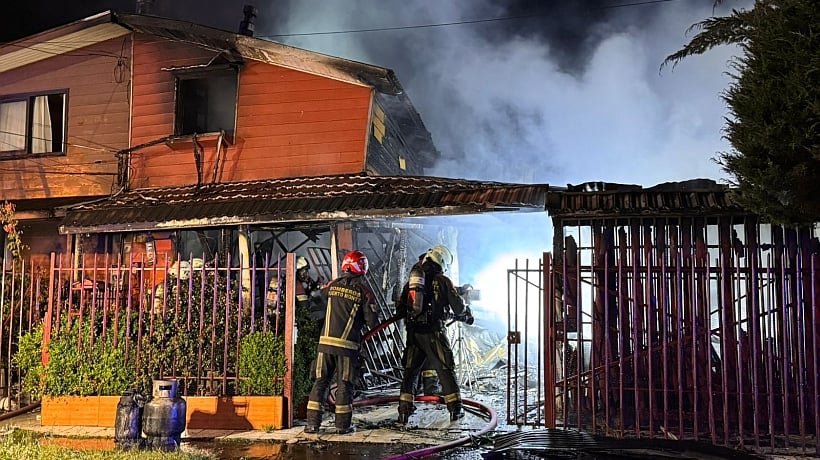 Incendio en Villa Antillanca de Puerto Montt destruyó tres casas y afectó otras dos