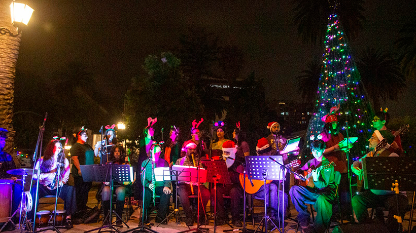 Valparaíso ya encendió su árbol navideño con importante participación comunitaria