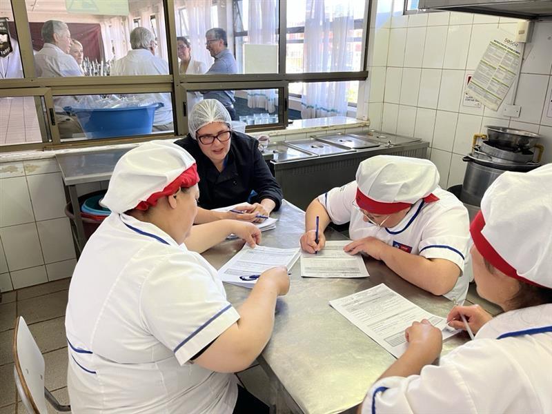 60 trabajadoras de alimentación escolar se certifican en Victoria
